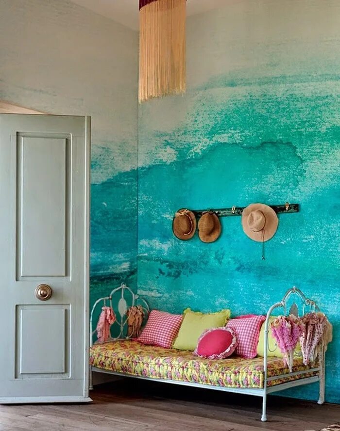 Декорирование стен краской. Дизайнерская покраска стен в квартире. Креативная покраска стен. Покрасить стену стиле. Разноцветные стены в интерьере.