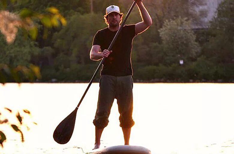 весло для сапборда. гребля на каноэ лондон 2012. держит весло на лодке. байдарка мультяшная. держит весло на лодке.