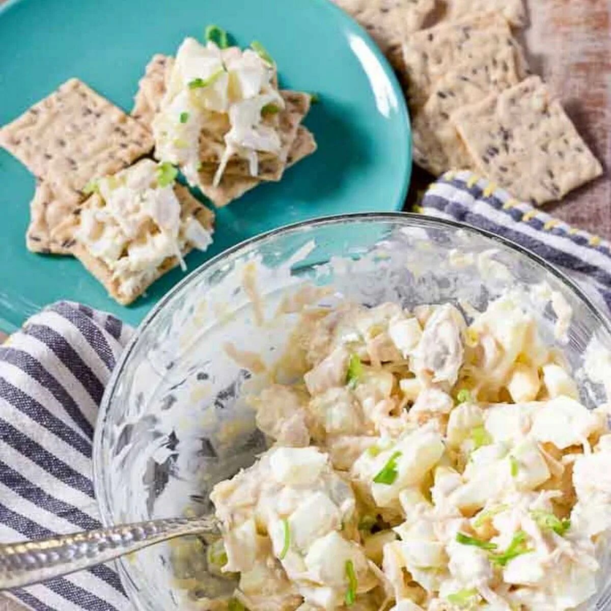 Рецепт салата из кур грудки. Салат с куриной грудкой и огурцом. Салат с курицей и солеными огурцами. Салат с куриной грудкой и солеными огурцами. Салат с куриной грудкой и яйцами.