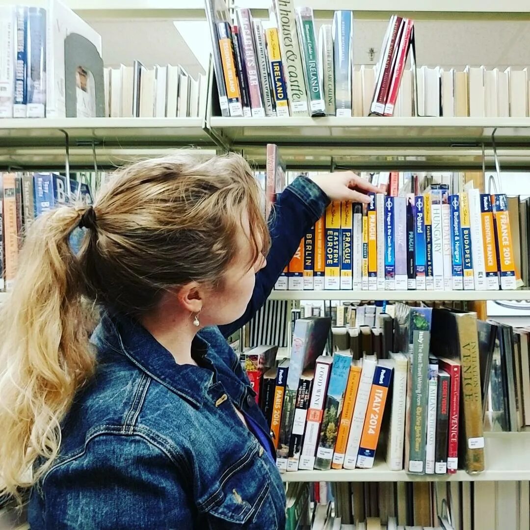 When in doubt. Учеба картинки. Читатели в библиотеке. When in doubt go to the library. She go to the library.