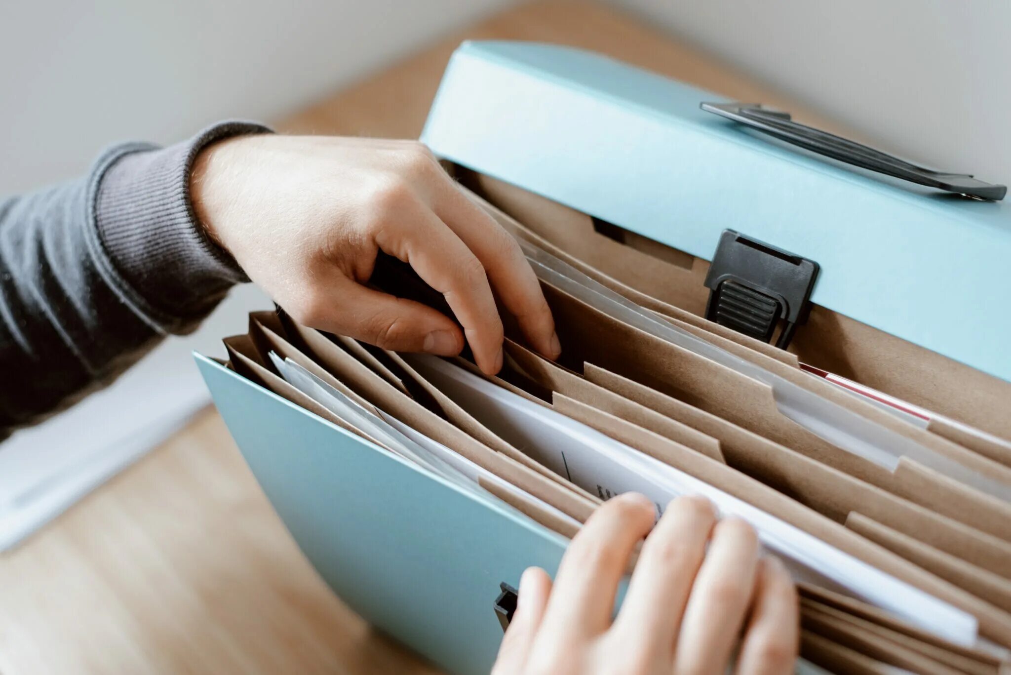 Открыть офисные документы. Работа с бумагой. подготовка документов. документы на столе. оформление документов в офисе.