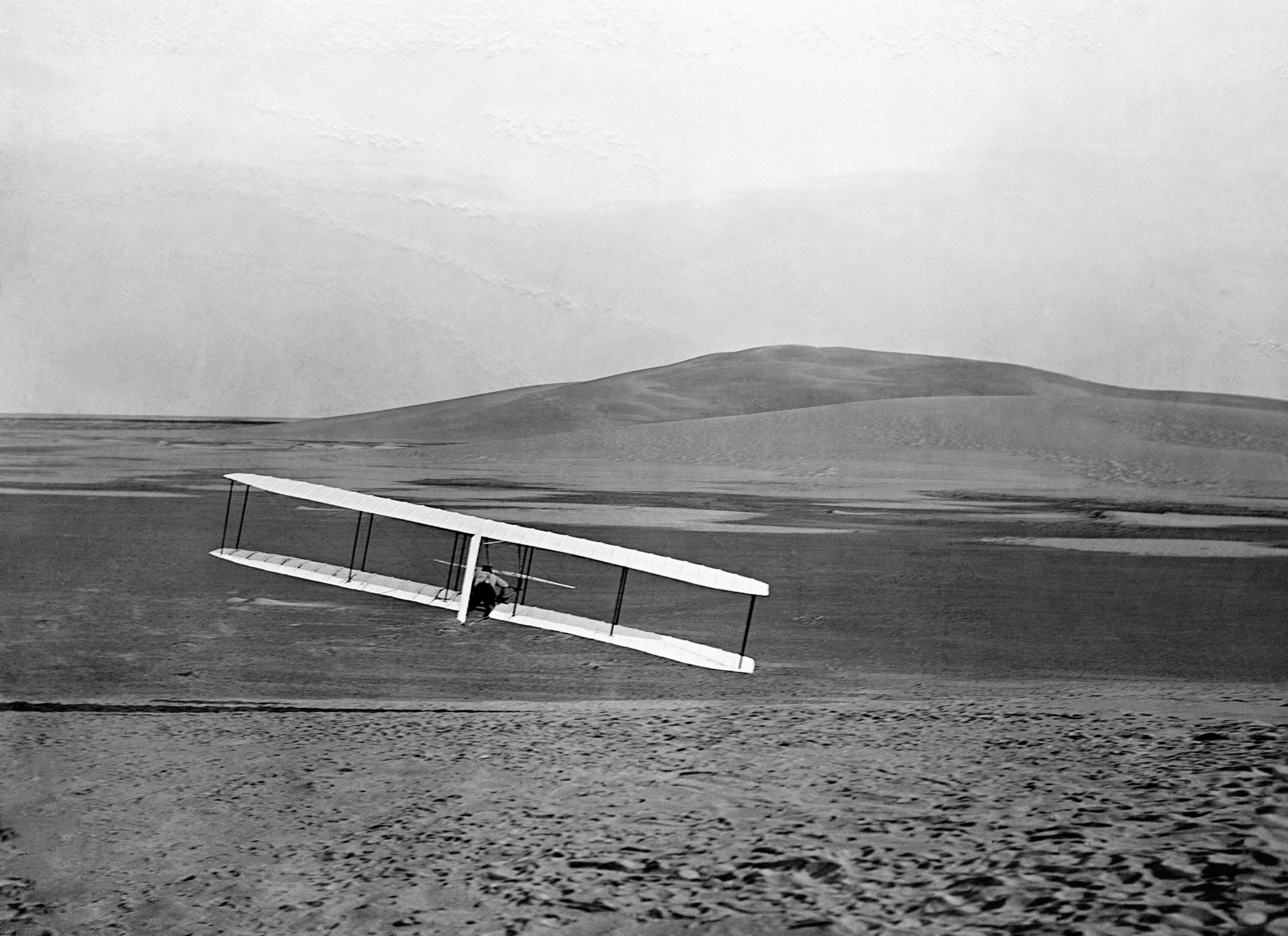 Первый полет братьев райт 1903. Первый летающий самолет. Самолёт-биплан "райт-абрамович". Первый полет братьев райт 1903. Первый самолет флайер-1.