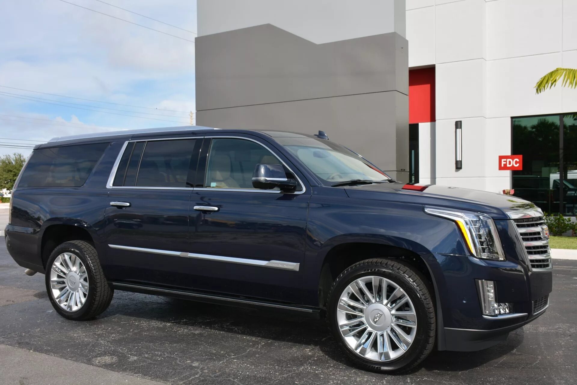 Кадиллак эскалейд 2018. Cadillac Escalade ESV 2018. Cadillac Escalade ESV. Кадиллак Эскалейд ESV 2018. Cadillac Escalade ESV Platinum.