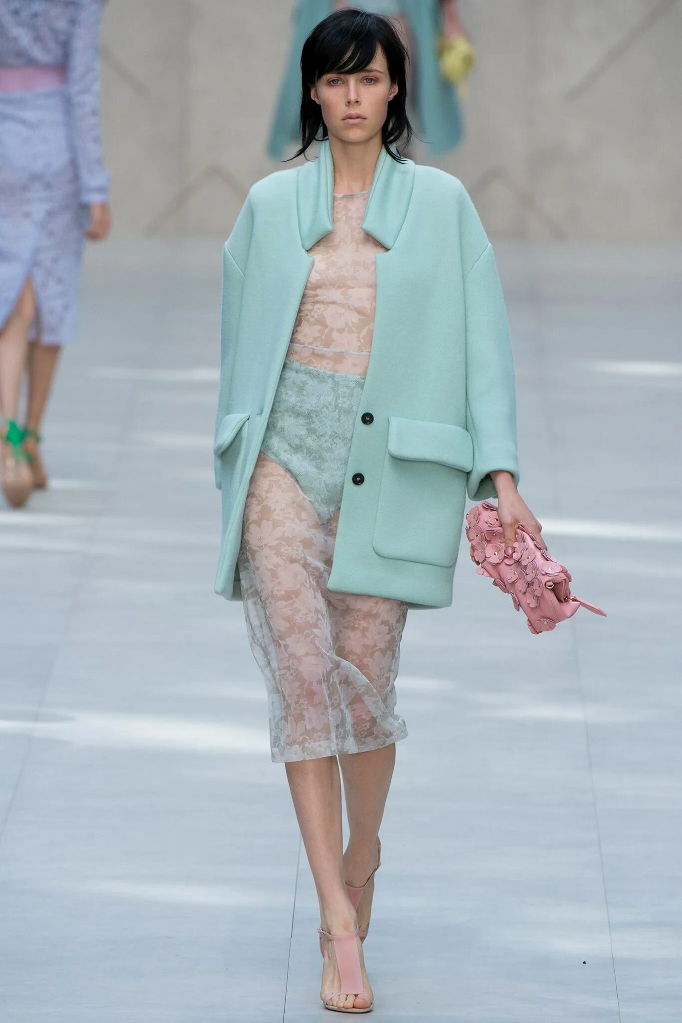 Платье Burberry Prorsum 2014. Burberry Prorsum кружевное пальто. Burberry показы 2014. Какое пальто в моде 2024 году