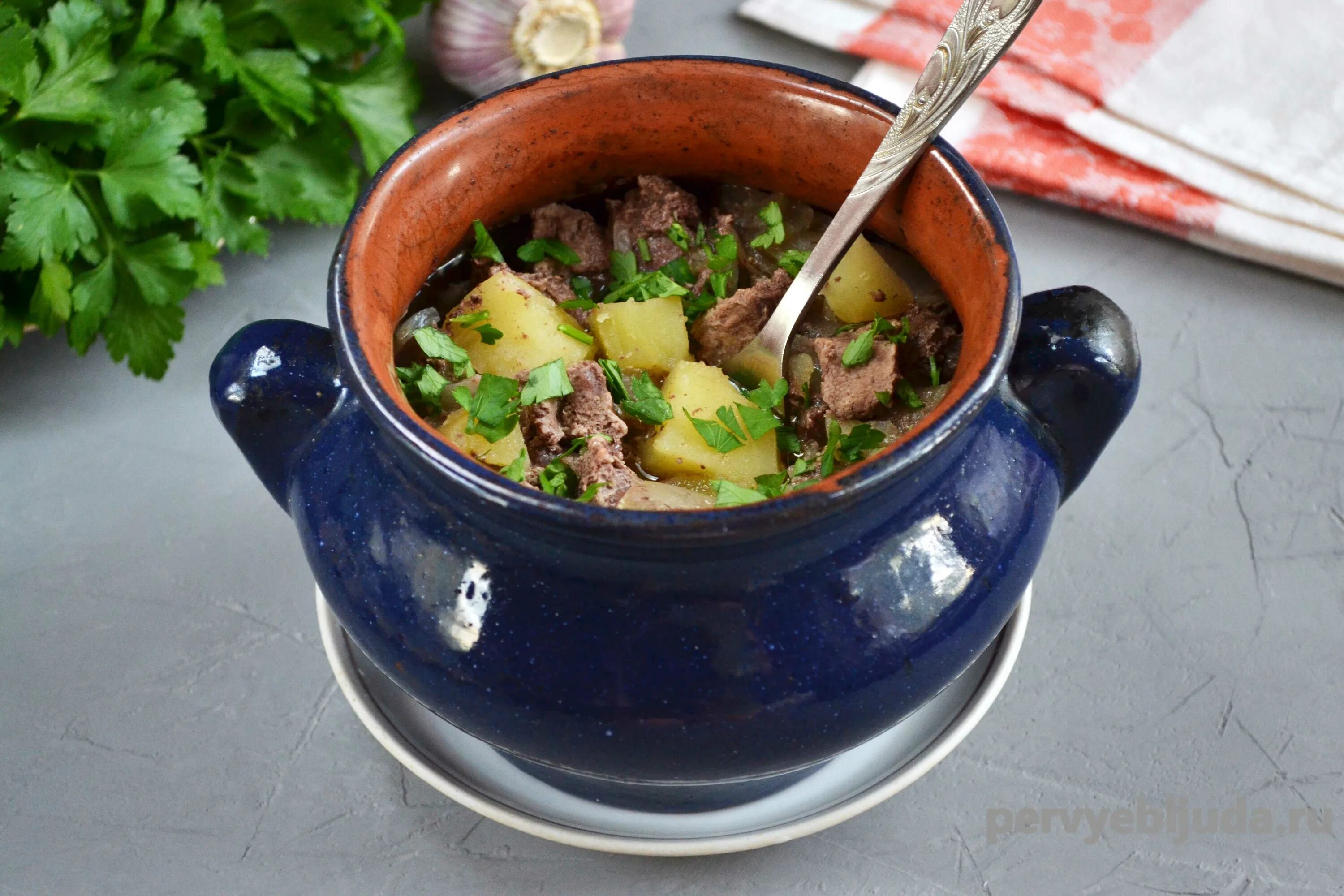 Рецепт с печенью в горшочке. Жаркое в горшочках. Мясо в горшочках. Мясное блюдо в горшочке. Свинина с картошкой в горшочках.