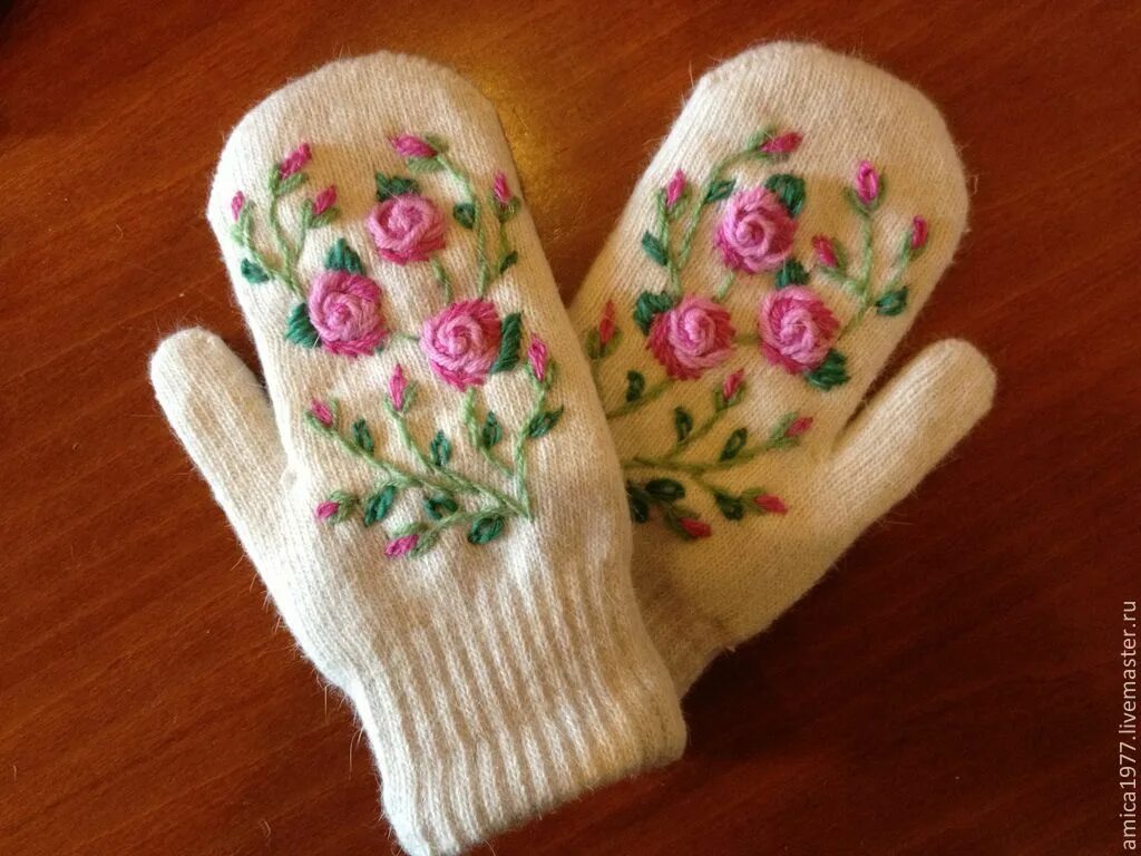 Вышитые варежки. Вышивка на рукавицах. Варежки вышитые гладью. Вышивка на варежках. Рукавицы спицами с вышивкой.