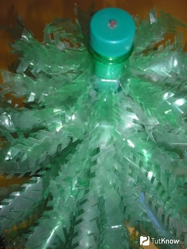 Новогоднее украшение из пластиковой бутылки. Игрушки на елку из пластиковых бутылок. Поделки из маленькой бутылки. Новогодняя пластиковой бутылки. Фонарик из пластиковой бутылки на елку.