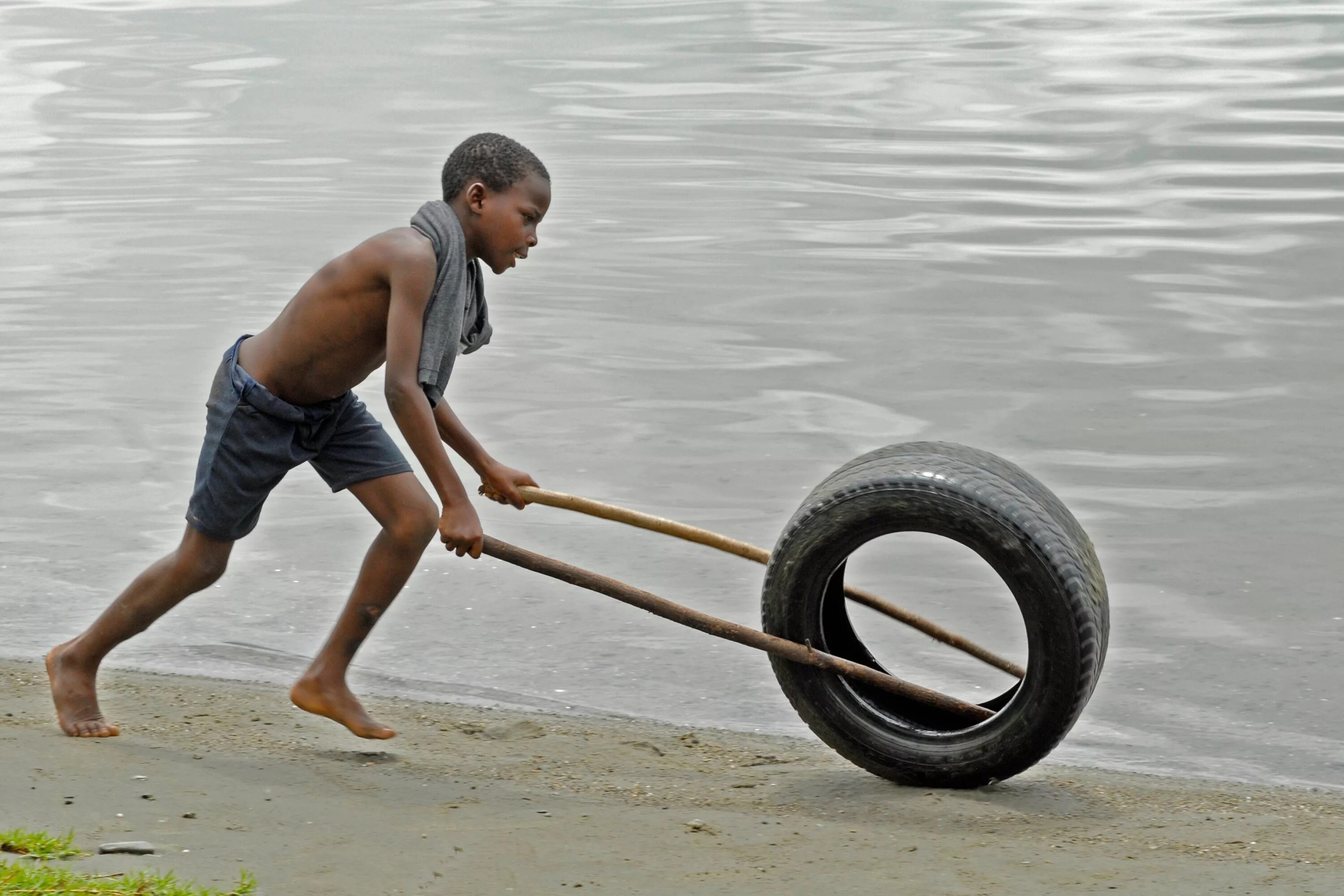 Мальчик с колесом. Палки в колеса. Мальчик с колесом на палке. Катит колесо. Негры телега
