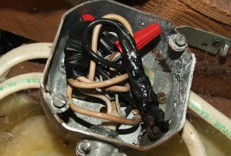 Крышка багажника как заправить гофру тойота drive2. Почему греется проводка. Отгорание нулевого провода. Провод греется. Греется вилка в розетке.