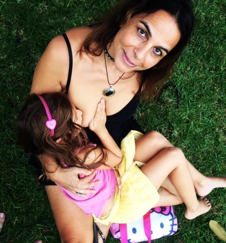 Озабоченная дочь. Мелкие извращенка дети. Дочь извращенка. Мамаши с дочками в комнате. Мама и дочка.