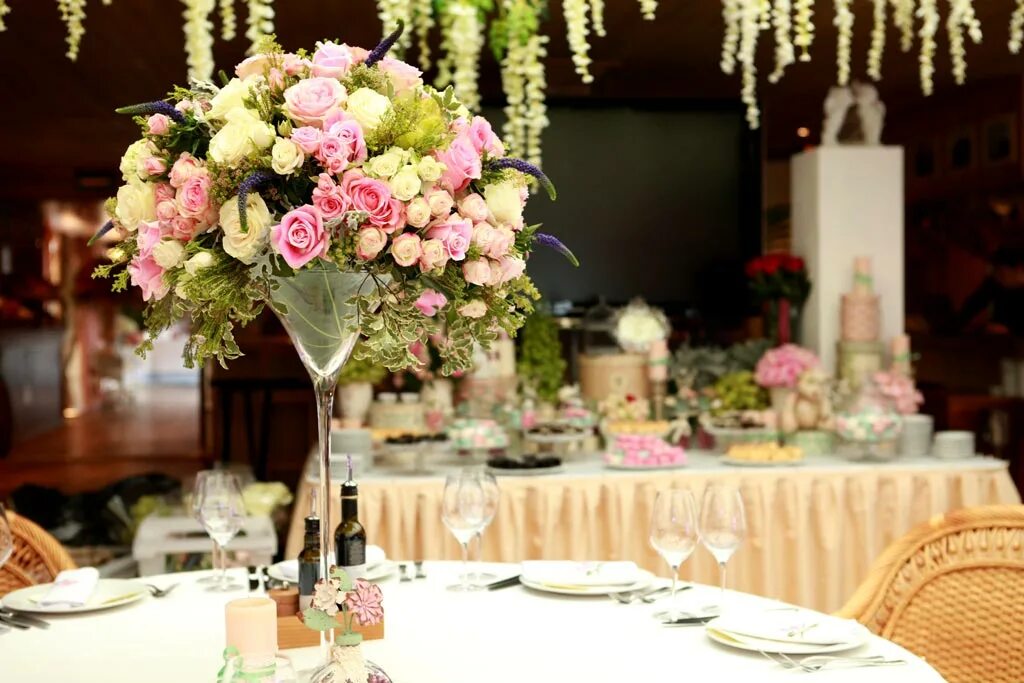 Декорации для мероприятий. Украшение праздников цветами. Арка с искусственными цветами. Украшение праздников цветами. Украшение свадьбы цветами.