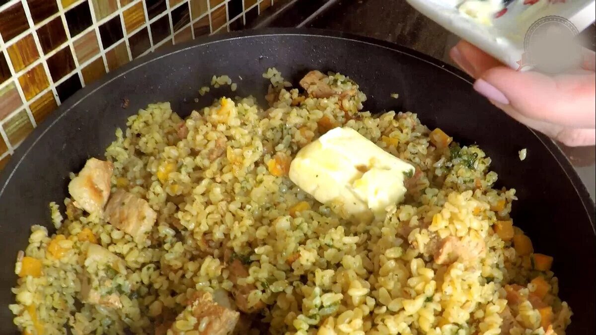 Булгур с мясом и овощами. Булгур с мясом. булгур с мясом на сковороде. булгур с мясом и овощами на сковороде.