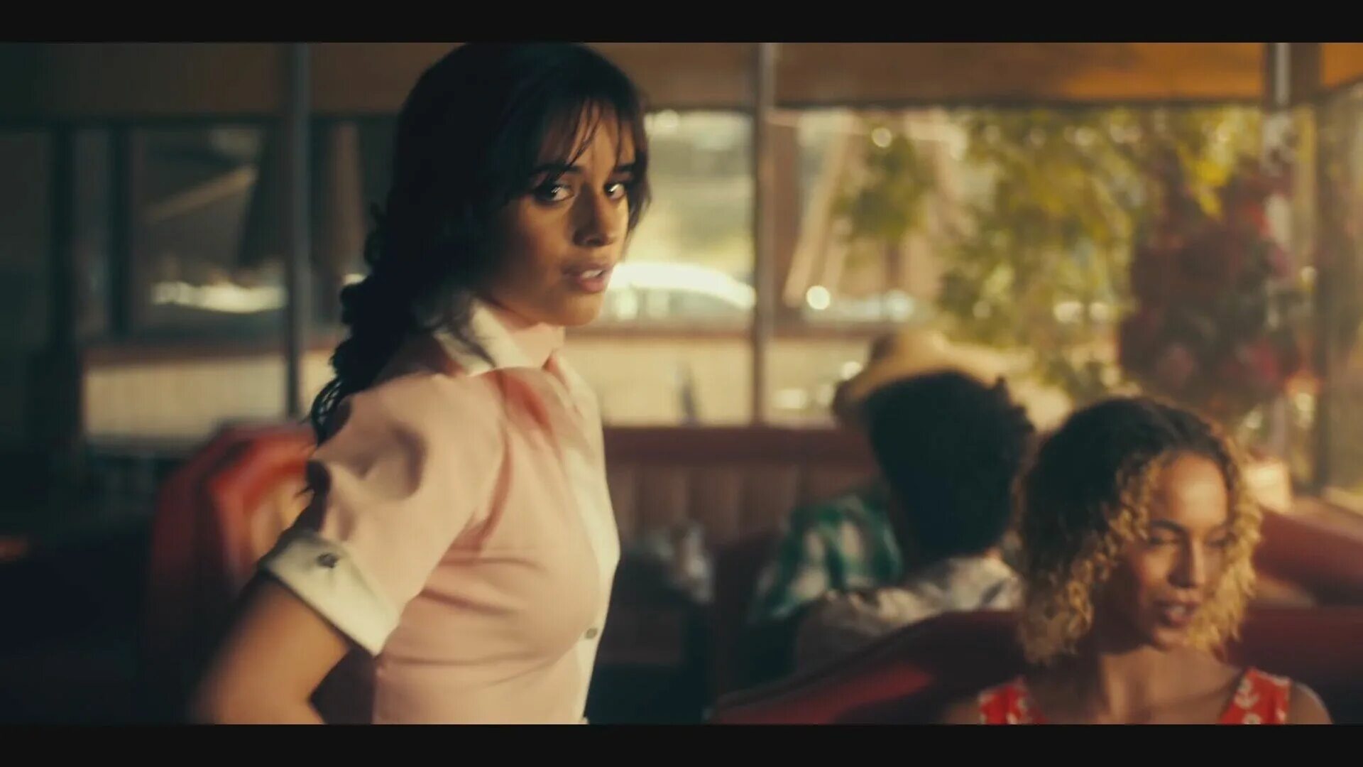 Señorita Камила Кабелло. Camila Cabello waitress.