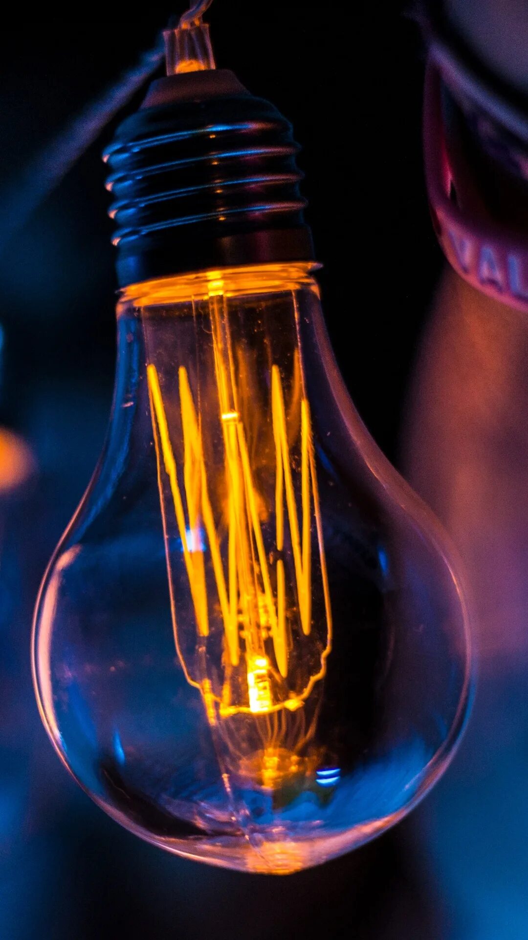 Лампочку на телефоне. Лампочка. Картина с лампочками. Лампы освещения. Лампа накаливания.