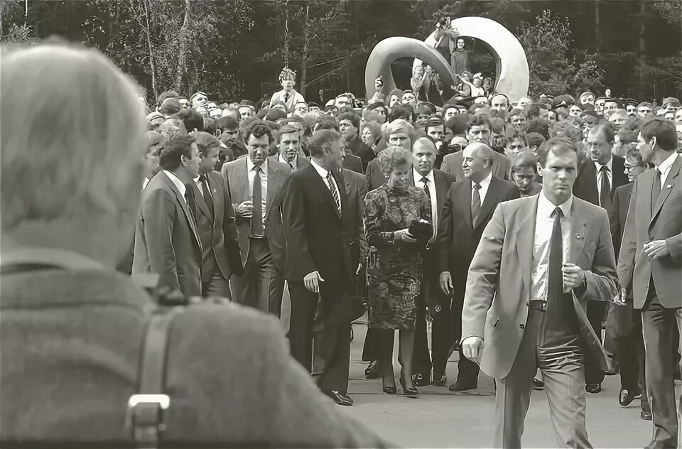 Приезд в красноярск. Горбачев в Красноярске 1988. Горбачев в Красноярске со РАН. Горбачев в Нагатино.