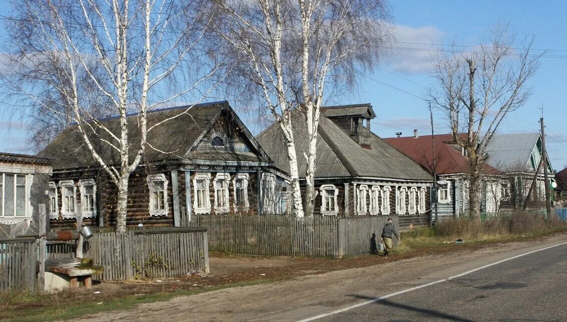 Поселковый сайт. Улица в деревне. Современная Российская деревня. Деревенская улица. Деревенская улица с домами.