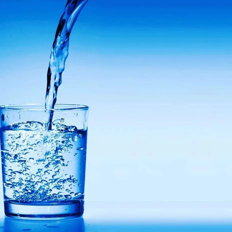 Набирает стакан воды. Чистая вода. Стакан воды. Стакан чистой воды. Красивые стаканы для воды.
