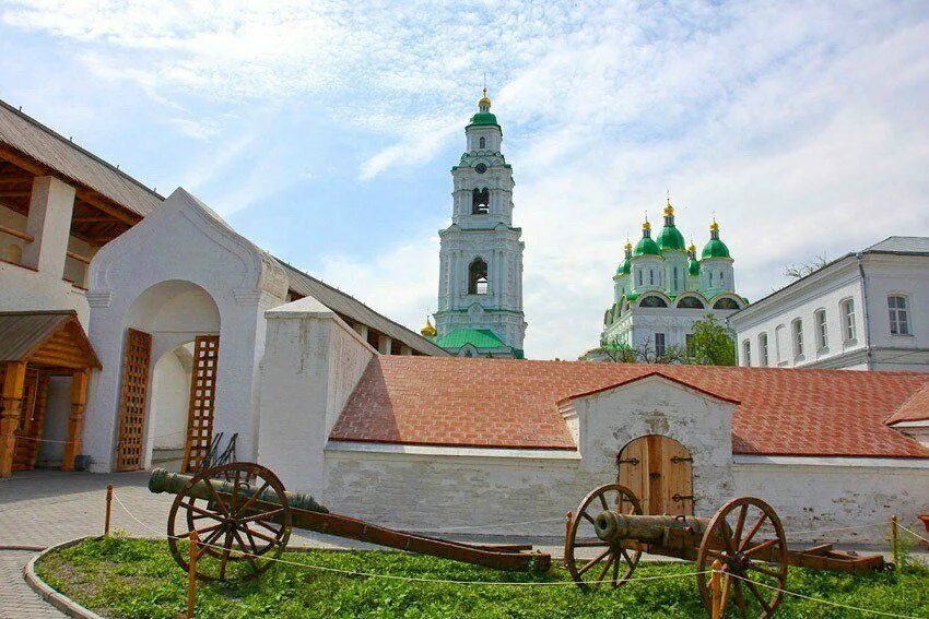 В астраханском кремле есть особое место лобное. Астраханский кремль площадь. Место казни астраханского кремля. Астрахань кремль лобное место. В астраханском кремле есть особое место лобное.