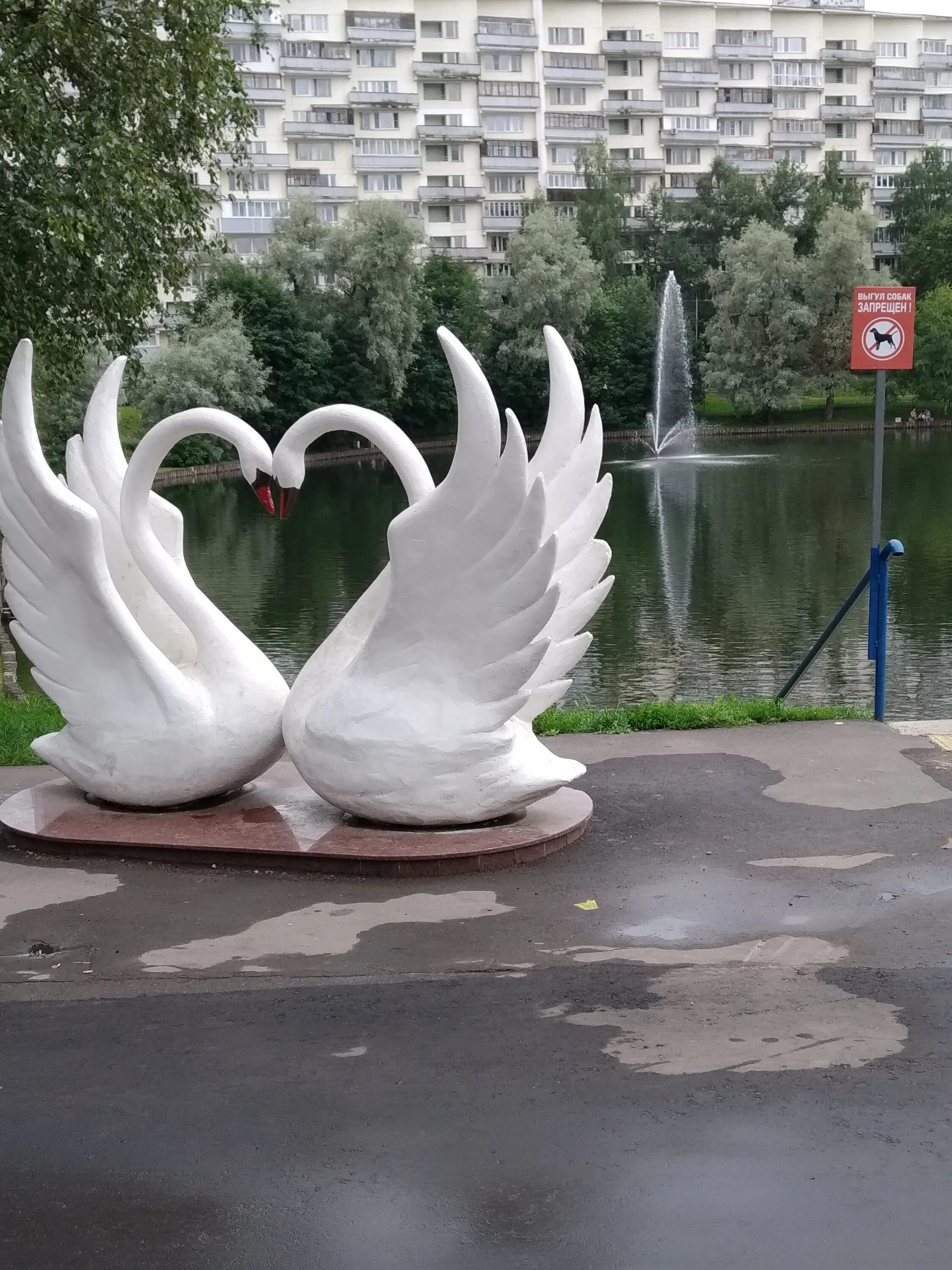 Городские скульптуры омска. Белый лебедь в колпино. Парк скульптур зеленоград. Скульптура лебеди где находится. Йошкар-ола скульптура лебедь.