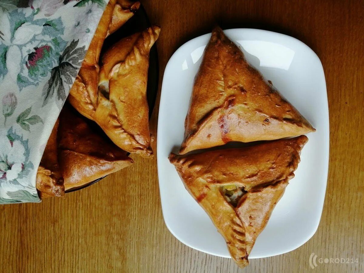 Печенье эчпочмак. Эчпочмак stadof2. Творожное печенье треугольники. Эчпочмак и чай. Треугольные пирожки.