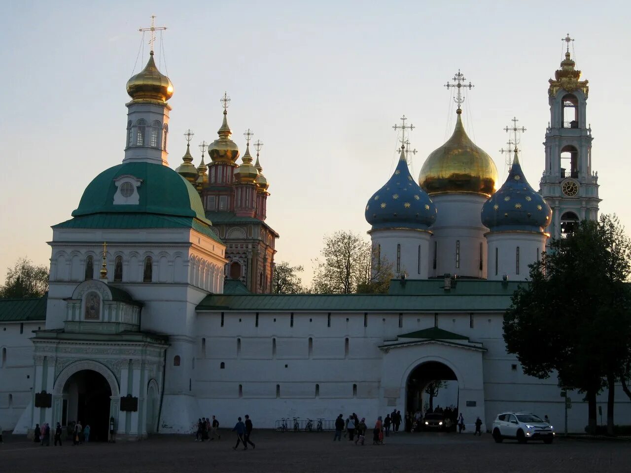 Троице-Сергиева Лавра Сергиев Посад. Монастырь Троице Сергиева Лавра в городе Сергиев Посад. Сергиев Посад Троице Сергиева Лавра стена. Троицкой Сергиева Лавра крепость. В каком городе находится троице сергеева лавра