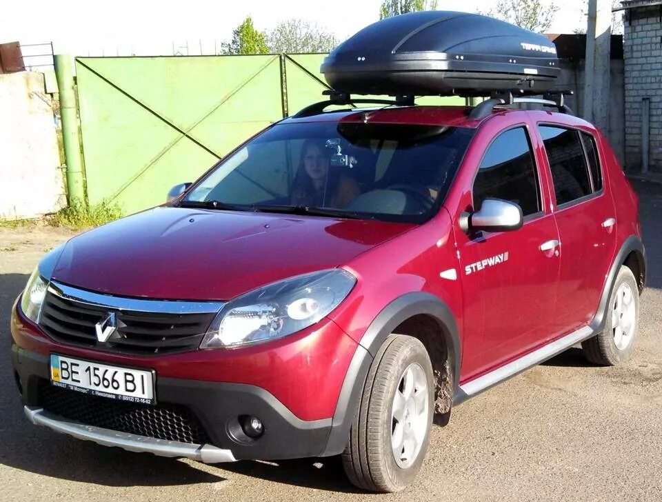 Sandero stepway багажник. Рено Сандеро степвей 1. Автобокс на Рено Сандеро степвей 2. Багажник Рено Сандеро степвей 2. Renault Sandero Stepway багажник.