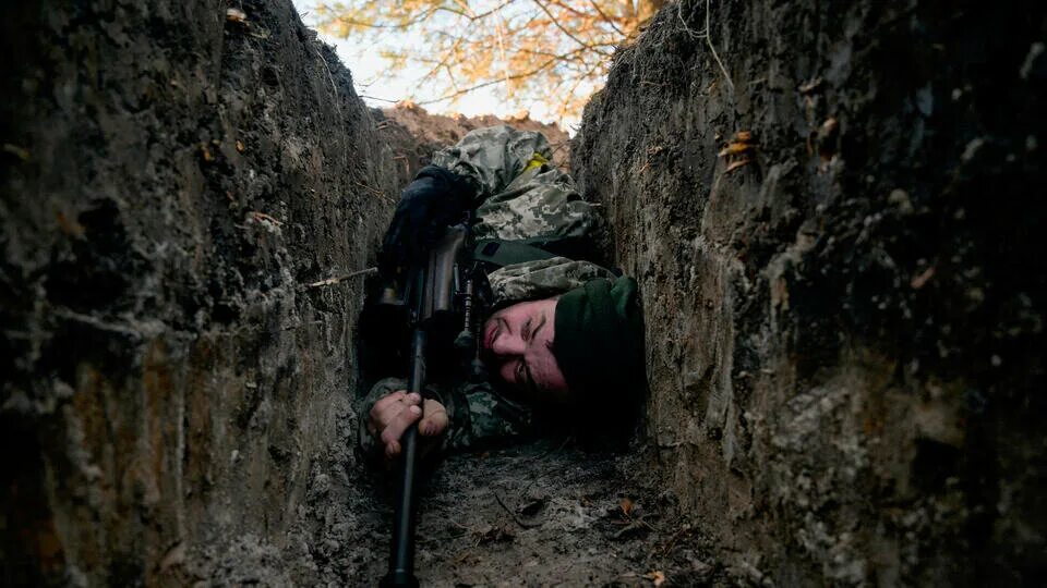 Многоэтажка. Ракета попала в жилой дом в киеве. Под киевом попали. Пожар в киеве. Взорванное здание в киеве.