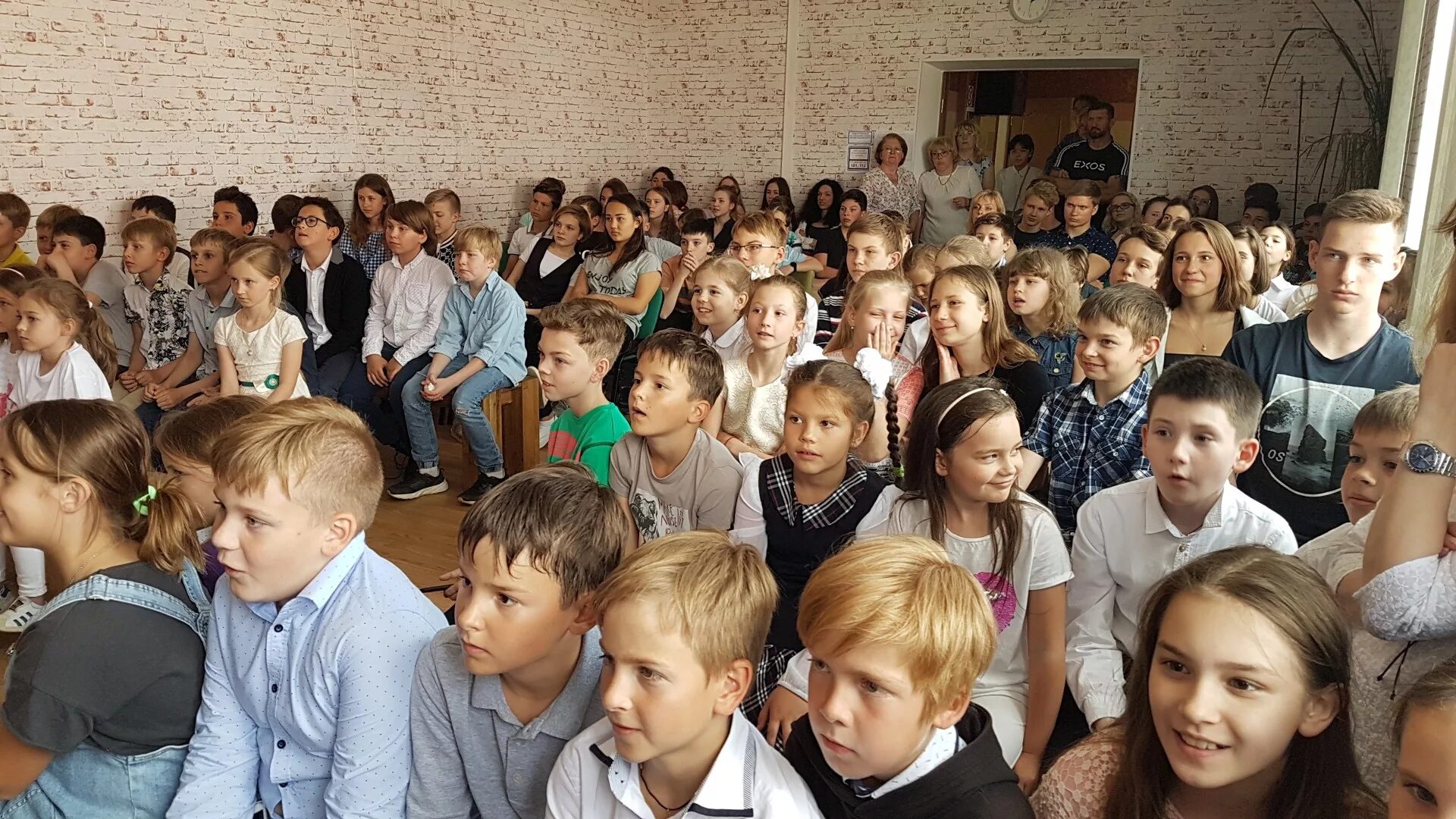 школьники на празднике. классные мероприятия. школьники на мероприятии. мероприятия для школьников. фотографии классов с классных мероприятий.