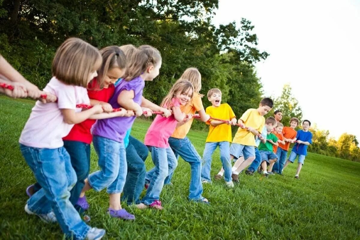 Занятие развлечение. Детский летний лагерь. Летние игры для детей. Подвижные игры для детей. Дети играют.