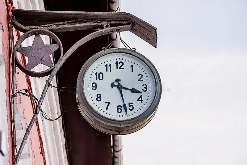Сделай часы на станции ярче. Старые Вокзальные часы. Старинные Вокзальные часы. Часы на вокзале. Железнодорожные часы Вокзальные.