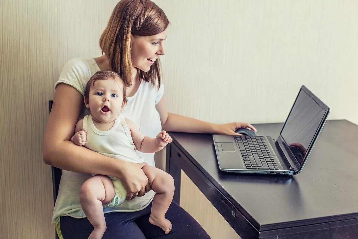 Женщина с ребенком и ноутбуком. Мама с ребенком за компьютером. Мама с ребенком и ноутбуком. Муж хочет в декрет