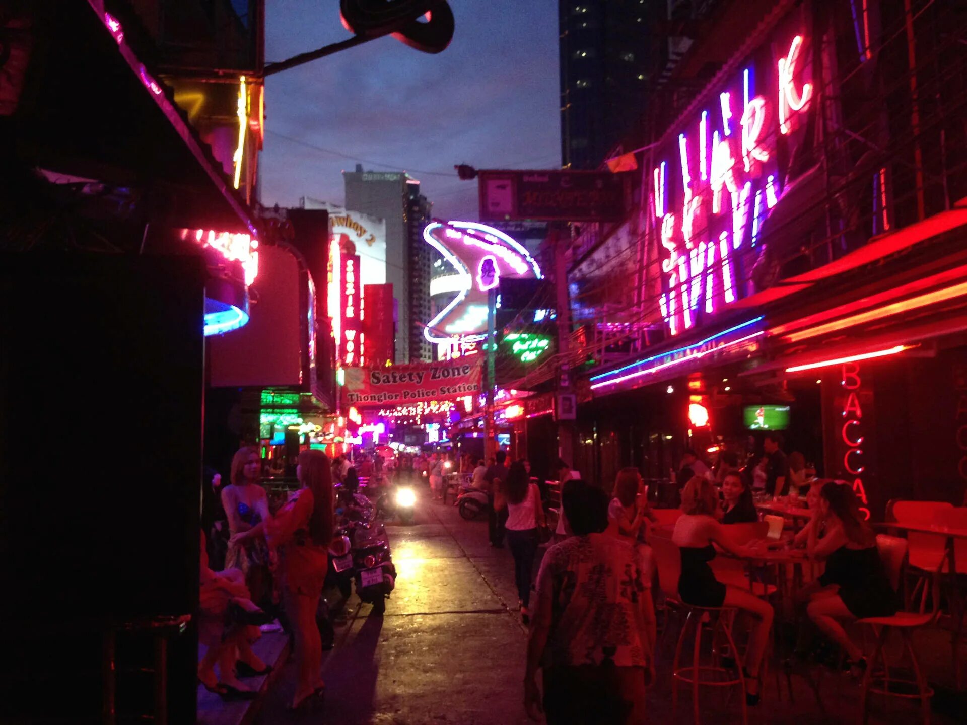 Красная улица бангкок. Сой ковбой Бангкок. Улица soi Cowboy в Таиланде. Сукхумвит роуд. Бангкок улица красных фонарей.