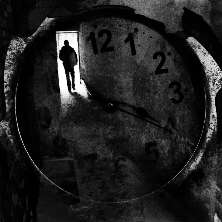 Те страшные времена жизнь. Страшные часы. мрачные часы. картина черно белая с часами. часы жизни и смерти.