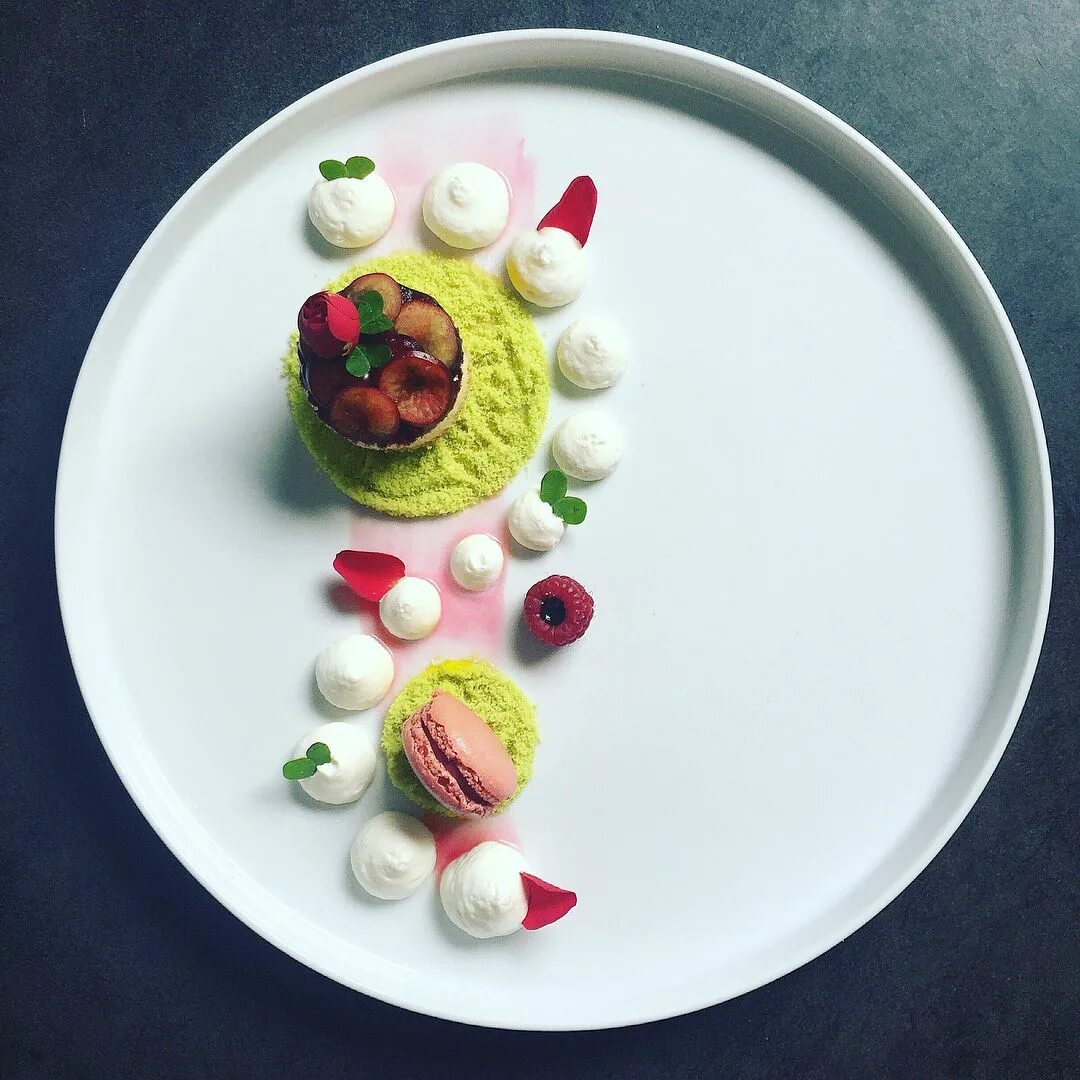 Красивые тарелки для подачи. Украсить тарелку для десерта. Декорирование тарелки для десертов. Как украсить тарелку. Подача десерта на тарелке.