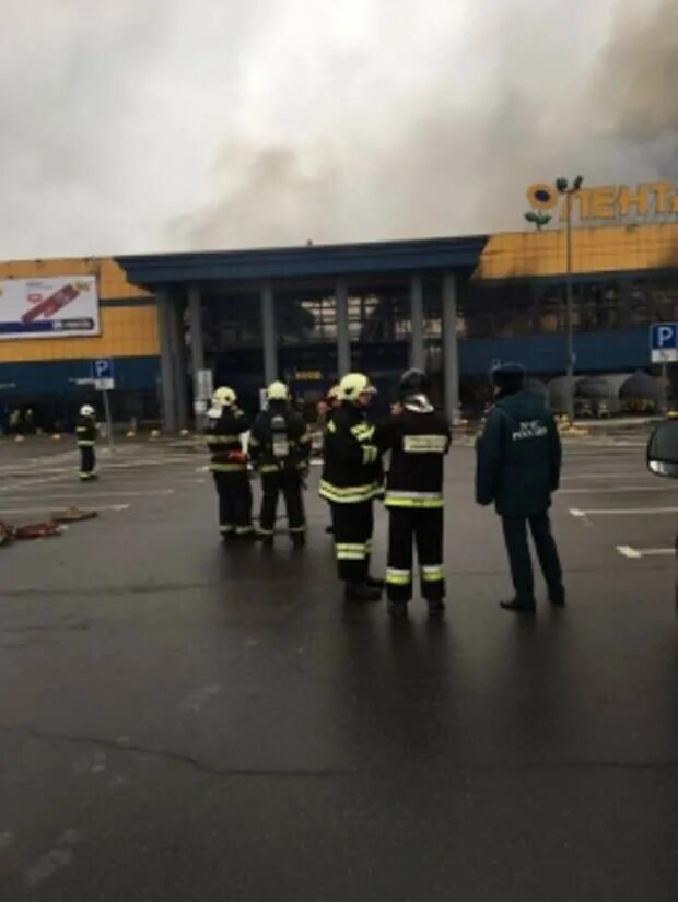 Пожар в Санкт-Петербурге лента на Обводном канале. Пожар в гипермаркете лента в Петербурге. Гипермаркет «лента» на Обводном пожар. Пожар в ленте в Санкт Петербурге.