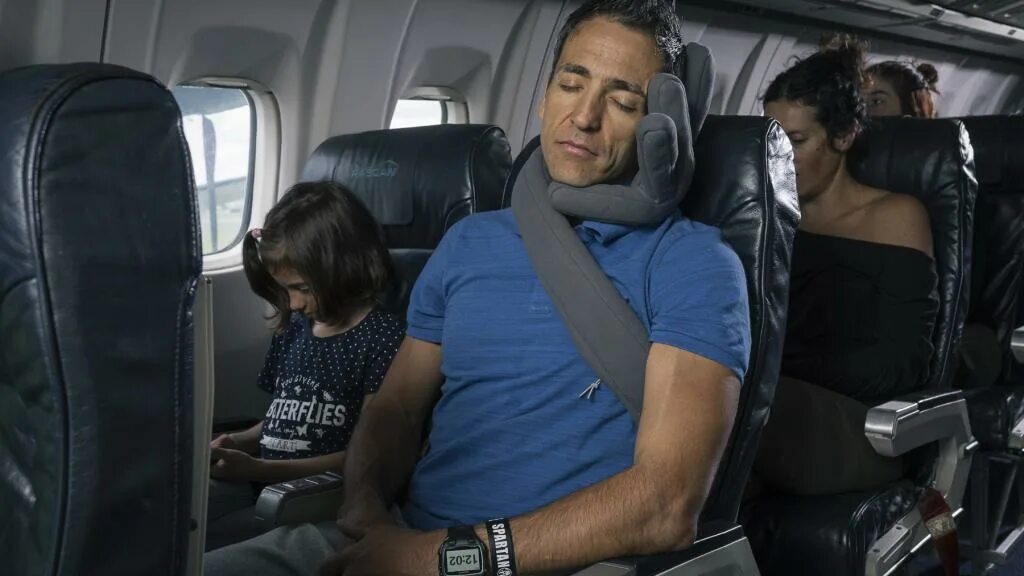 К чему снится сон лететь на самолете. Приспособления для сна в самолете. Подушка для полета в самолете. Приспособления для сна в автобусе. Сон в самолете.