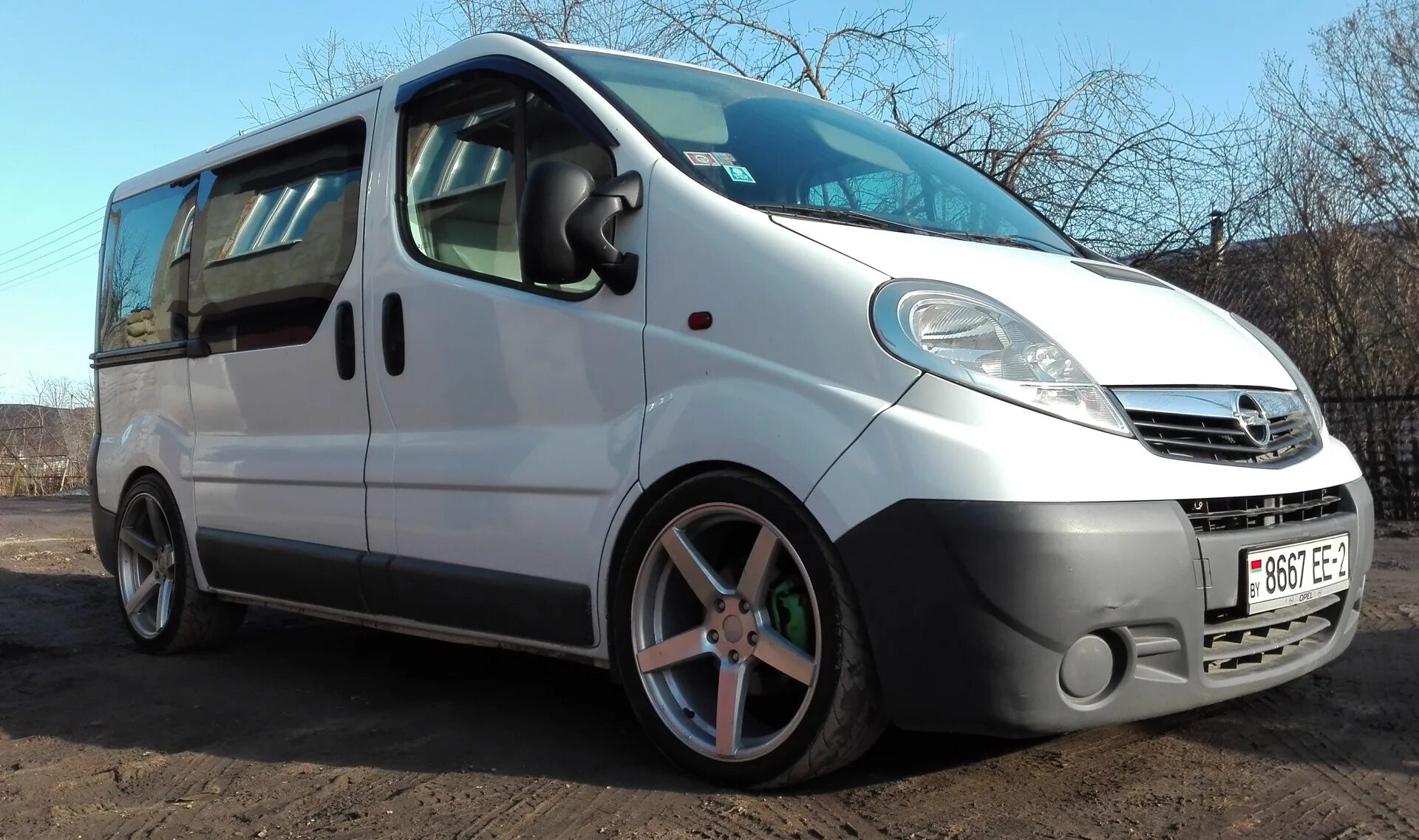 Опель трафик. Опель Виваро 2007 год. Opel Vivaro 2007 Tuning. Опель Виваро на р 18. Скоростные Опель Виваро.