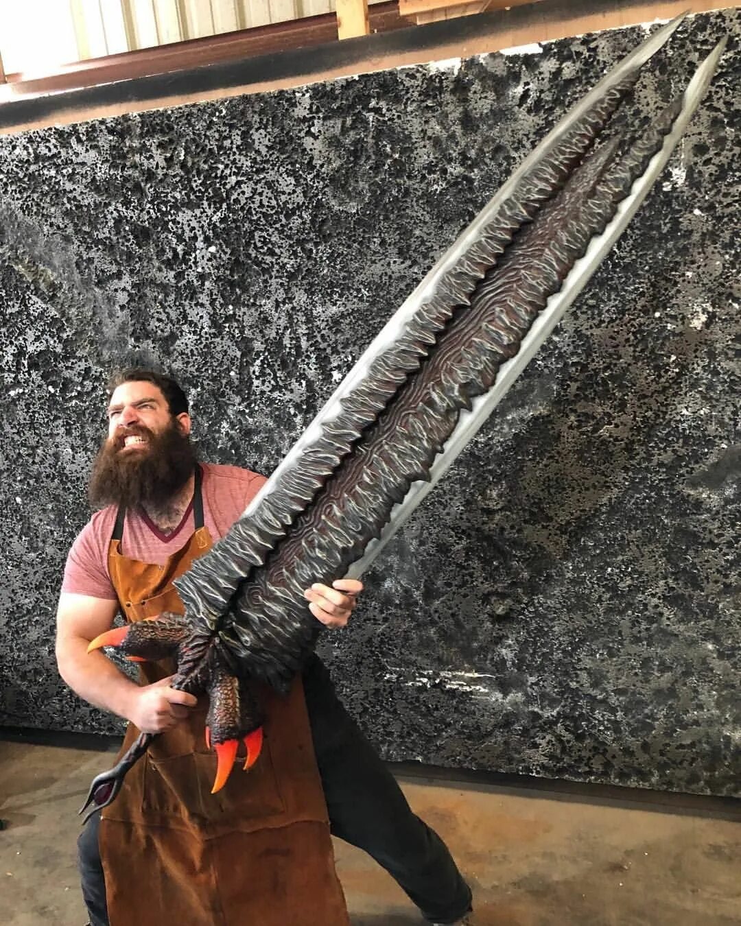 Огромный меч. Самый огромный меч. Гигантский двуручный меч. Необычные мечи. Сильные мечи