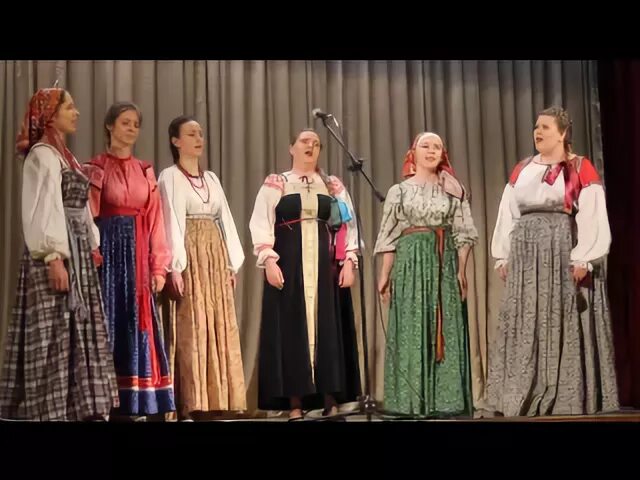 Выступление фольклорного ансамбля. Фольклор выступление. фольклорный ансамбль благодать орел.
