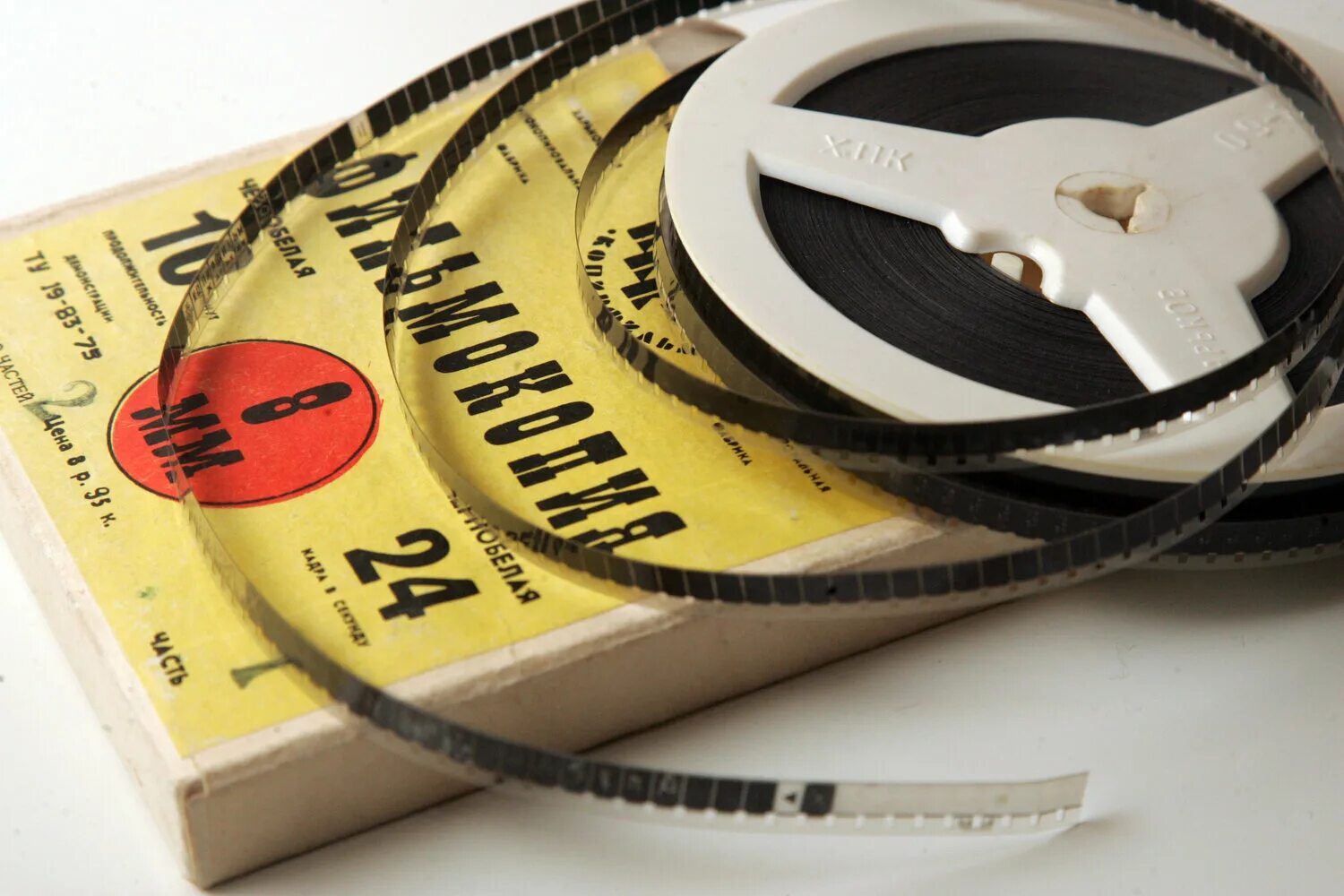 кинопленка 35 мм в бобинах. объектив кинопроектора русь. 8 мм пленка. оцифровка кинопленки 35 мм. 8 мм пленка.