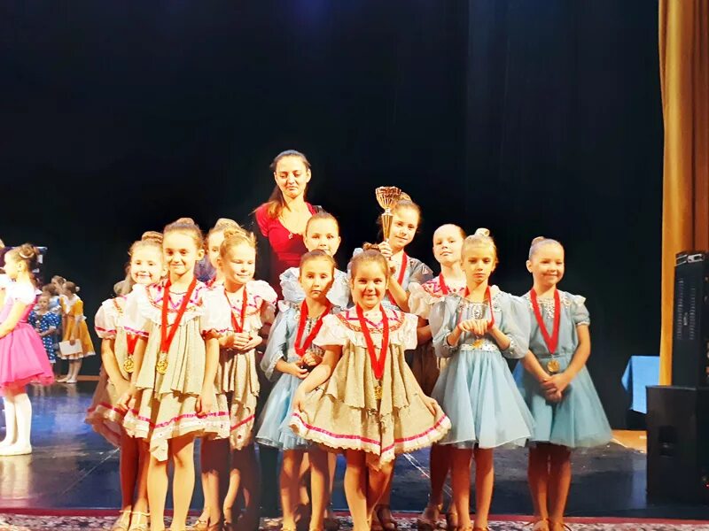 Конкурс танцев россии. Танцы на сцене. Ренессанс спб бальные танцы. A. Шоу балет аура новокузнецк.