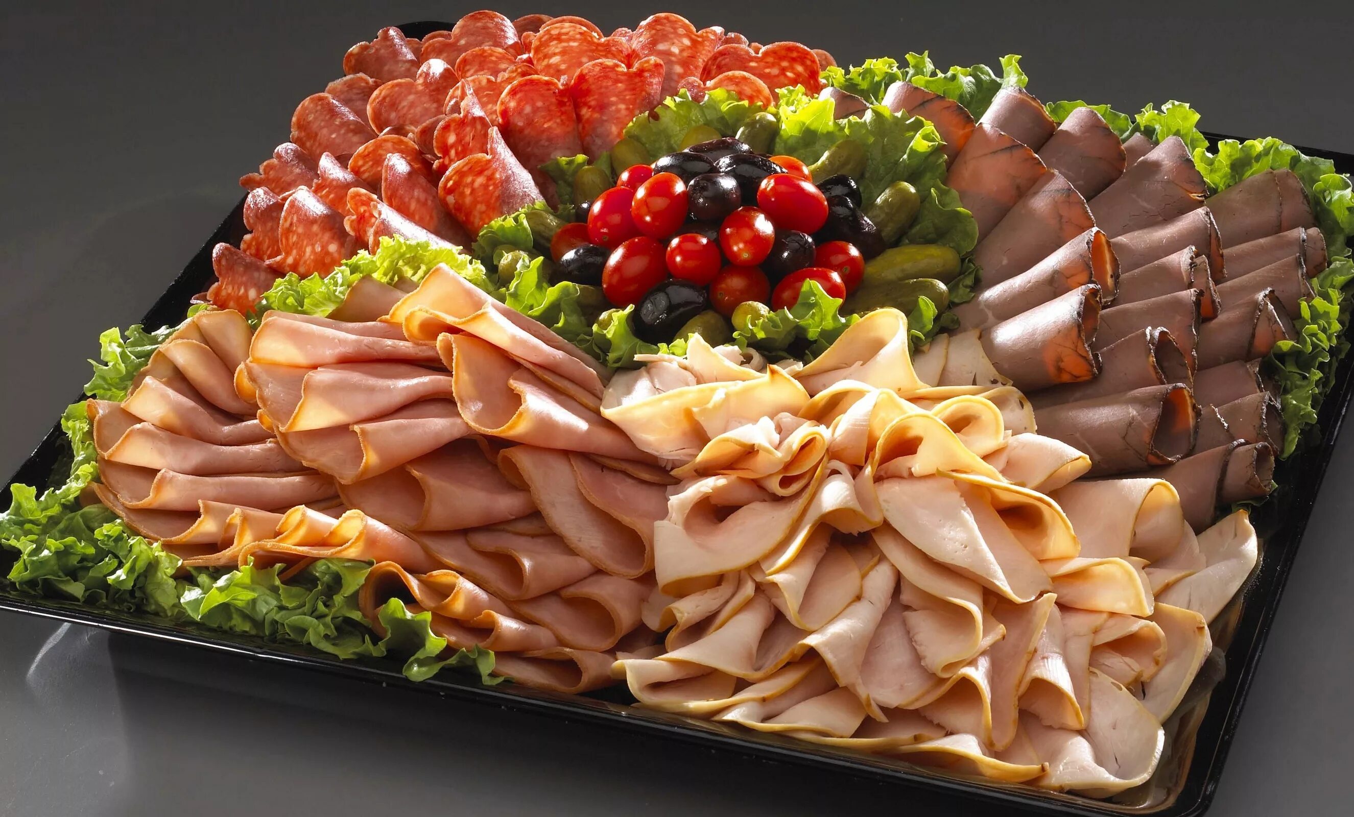 Больше нарезка. Нарезка на праздничный стол. мясная нарезка. мясная нарезка на праздничный стол. мясная и сырная нарезка.