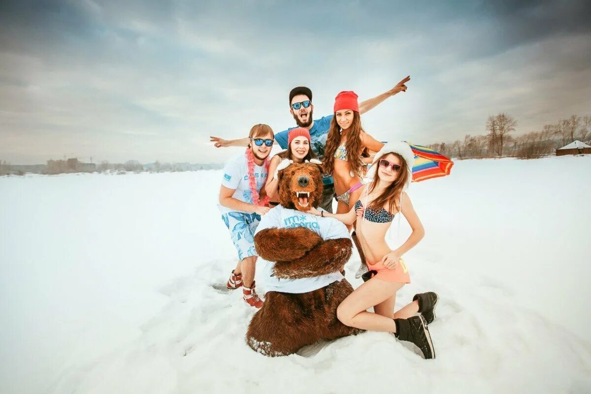 Стили девичника зимой. Зимняя вечеринка пики. Зимняя вечеринка на улице. Вечерняя тусовка. Горнолыжный курорт apres ski.