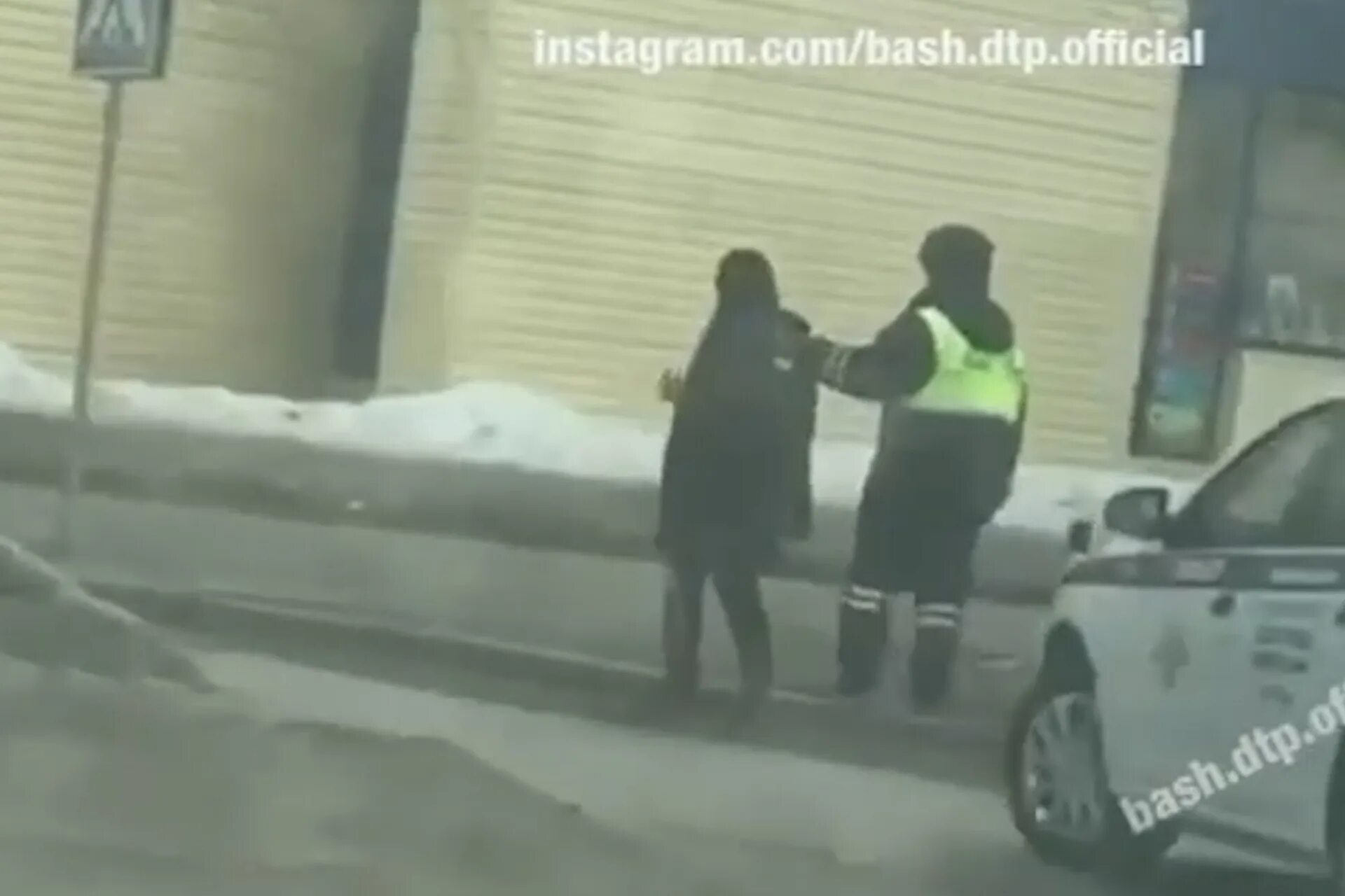 Бабка и гаишник. Остановили менты днем. Lolo antik бабуля. Дед и гаишник модерн. Воронежская бабушка регулировщица.