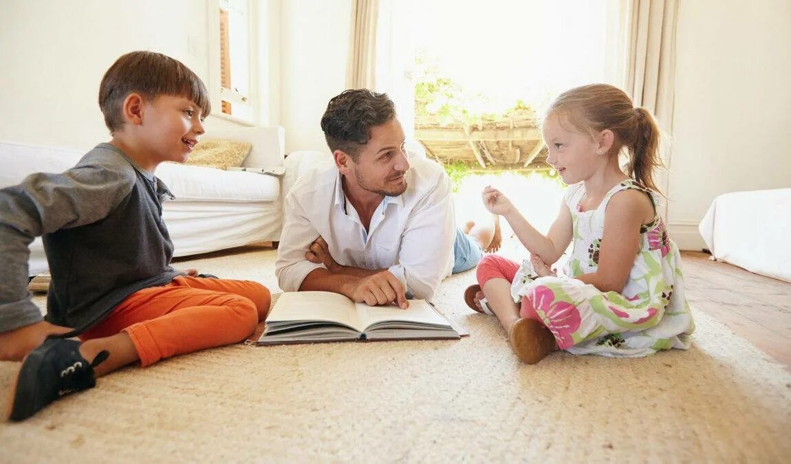 Для самых маленьких. Игрушки для детей 2 года. Счастливый играющий ребенок. С детьми нужно играть. Игрушки в детском садике.