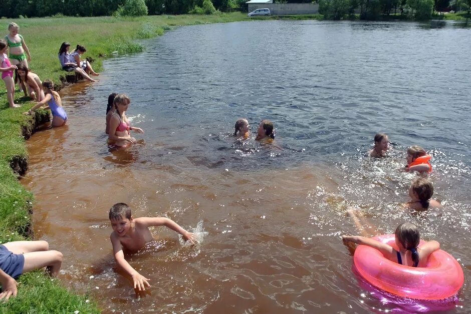 Можно пойти на речку. Купание на речке. Купаемся на речке. Лето купание. Лето речка купаться.