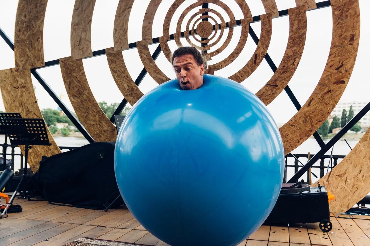 Человек в шаре. Человек шар. Человек с шариками. Огромный шар для человека.