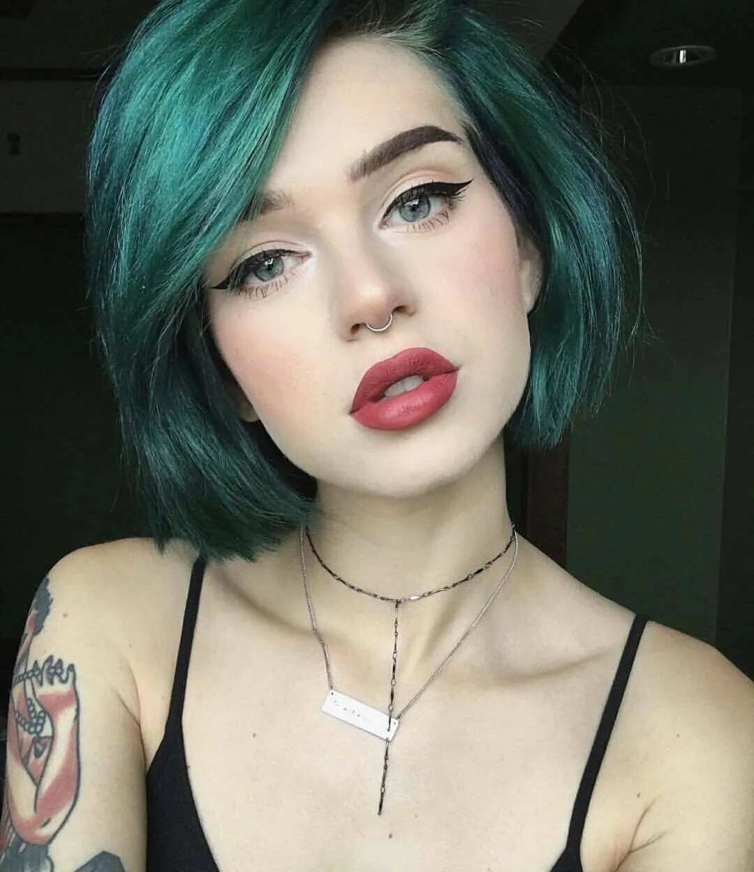 Изумрудный цвет волос. Сине зеленые волосы. Девушка с зеленым каре. Зеленые волосы. Зелёные волосы у девушек короткие.