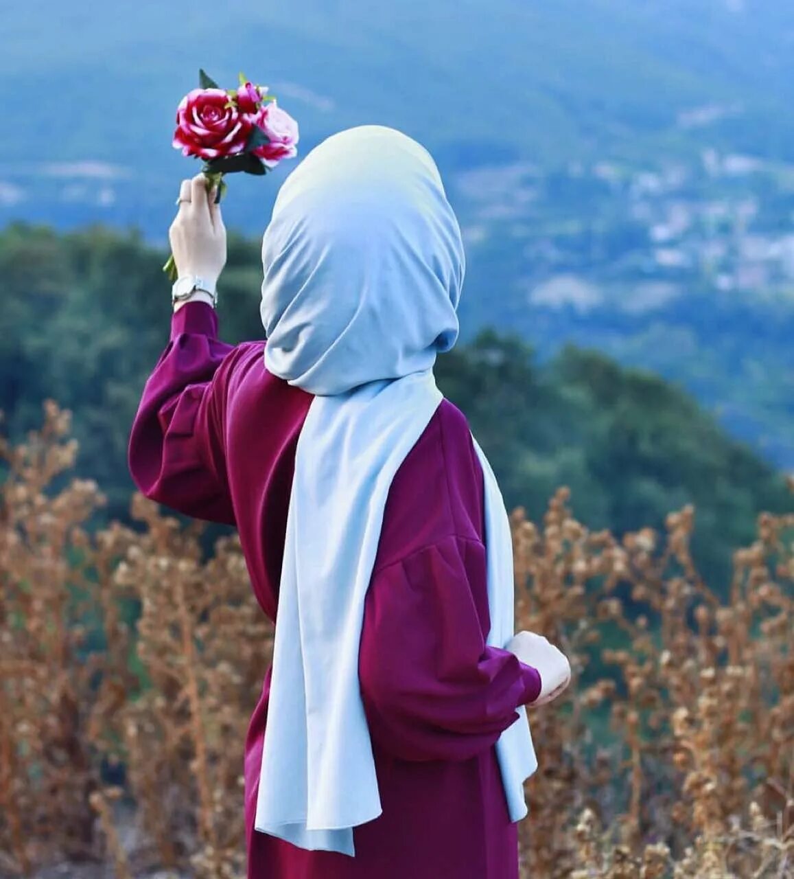 Девочки в хиджабе с цветами. Девушка мусульманка. Девушка в платке. Мусульманка в платке.