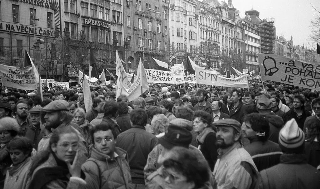 Компартия чехословакии. Революция в Чехословакии 1989. Бархатные революции 1989-1991. Бархатная революция 1989 г в Чехословакии. Революция в Болгарии 1989.